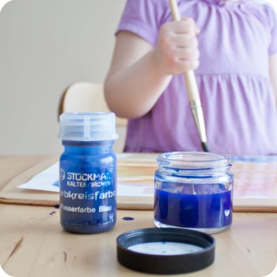 stockmar watercolor paints, child painting using circle blue